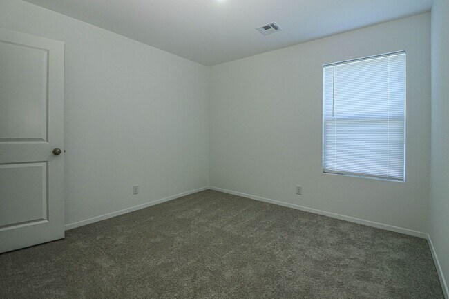 Building Photo - 3126 S 15th Pl