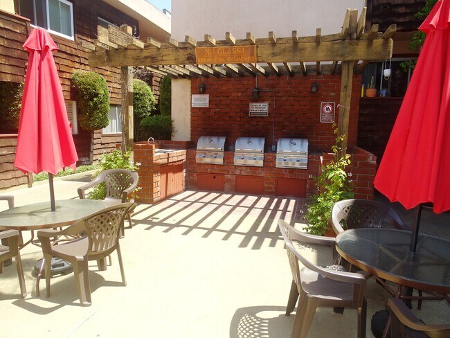 Building Photo - 5403 Newcastle Ave