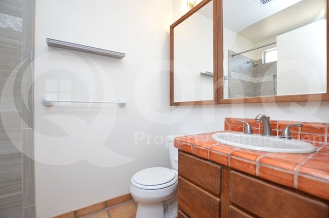 Building Photo - 1559 E Drake Dr