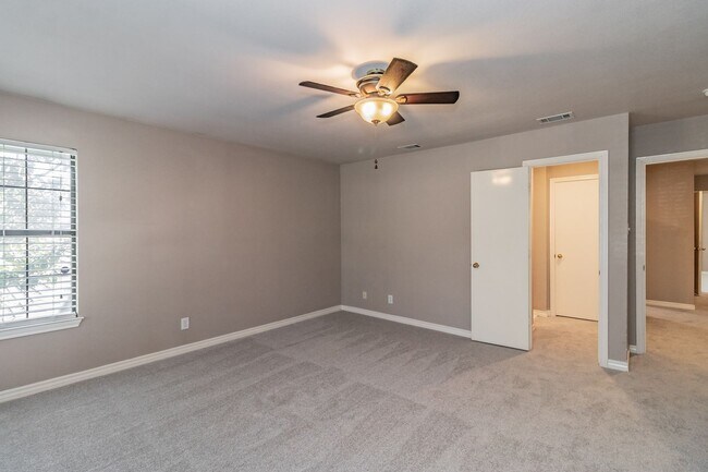 Building Photo - Beautiful townhome in a prime location nea...