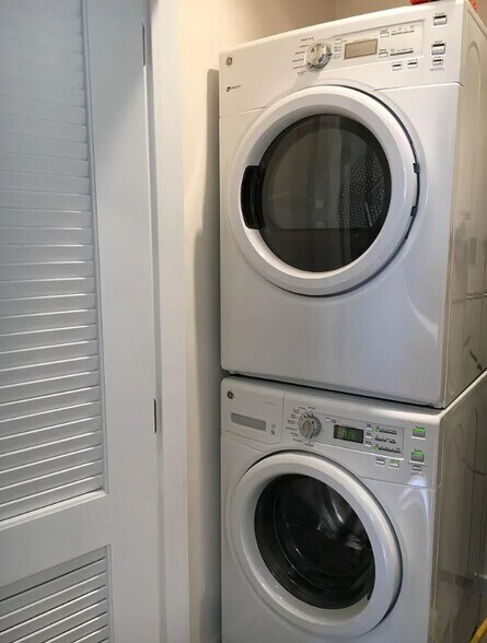 In Unit Laundry - 1659 N Randolph St