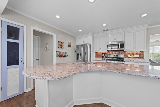 Building Photo - 5845 Glen View Dr