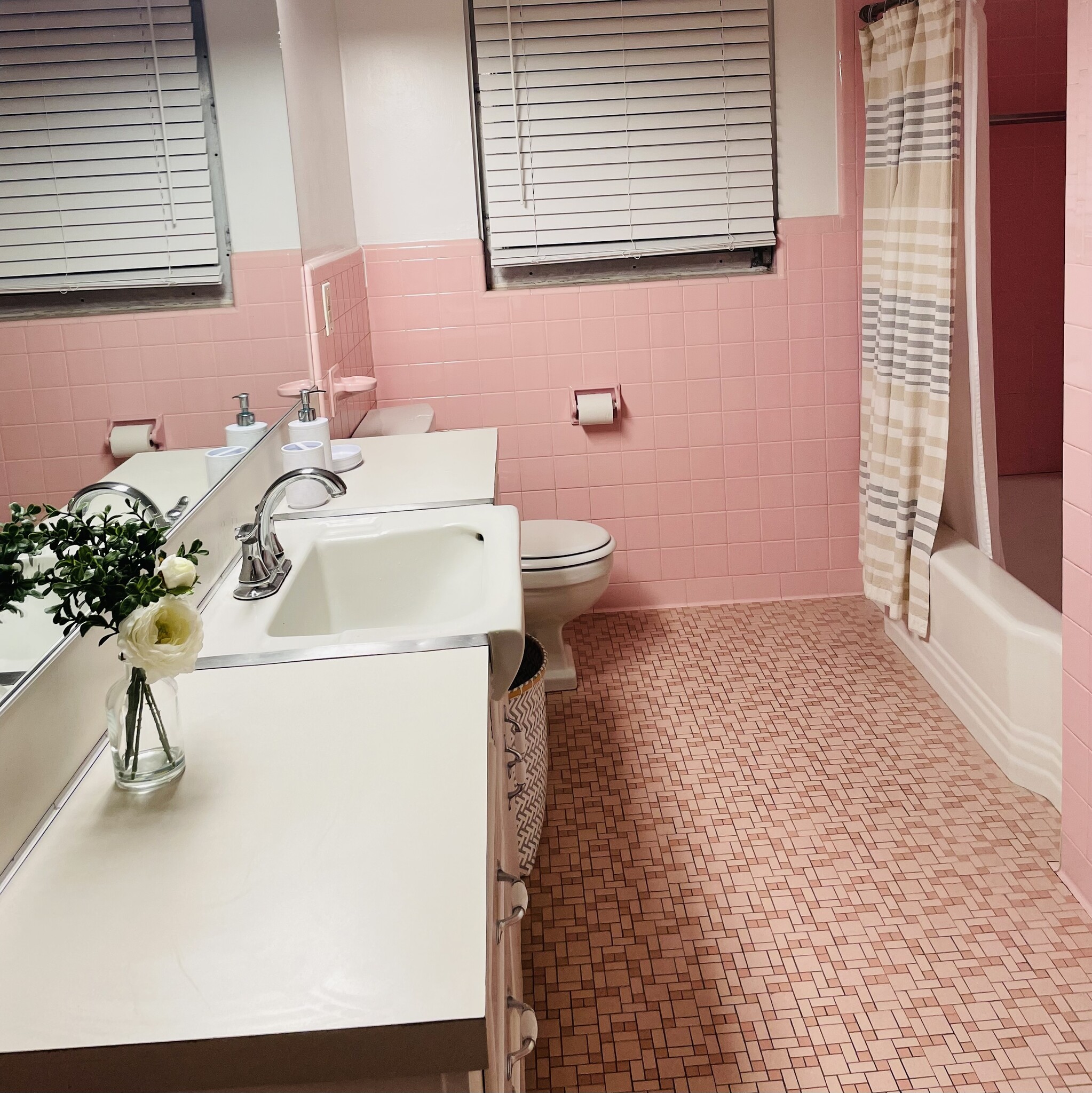 Main Bathroom with Tub/Shower View - 5027 Hollow Rock Rd