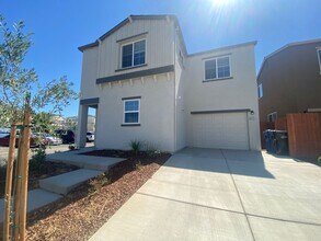 Building Photo - 3/2.5 home in Private Gated Community with Yard