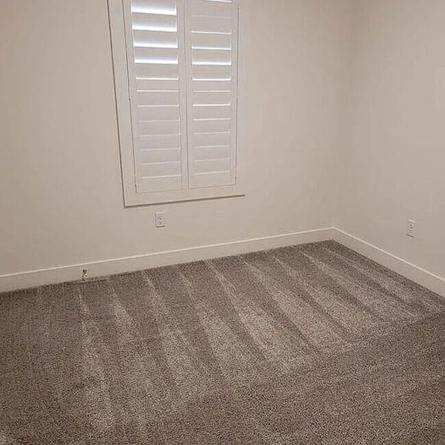 Building Photo - End Unit 3 Bedroom Townhome