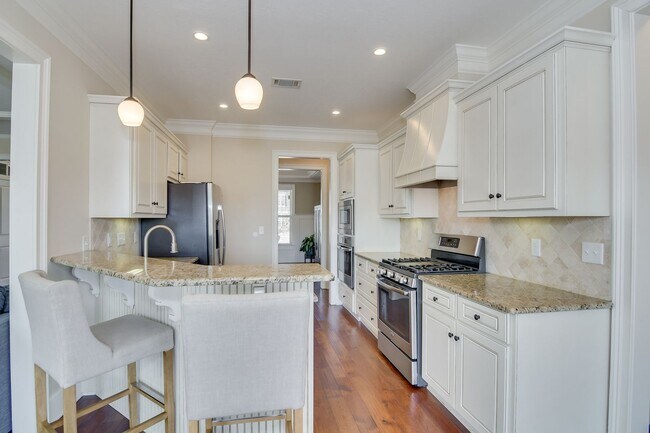 Building Photo - Gorgeous 5-Bedroom 3.5 Bath Home