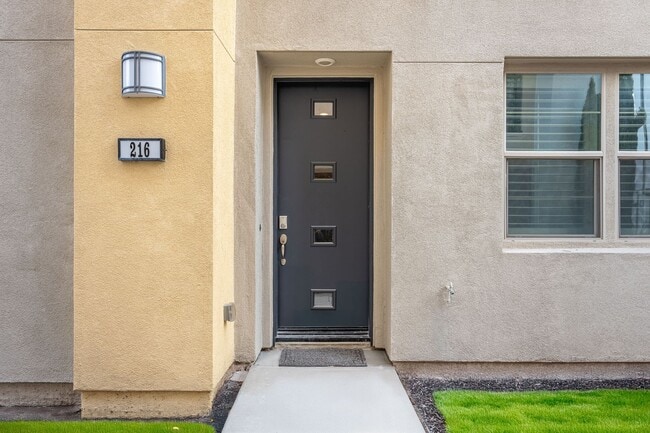 Building Photo - 216 Paramount