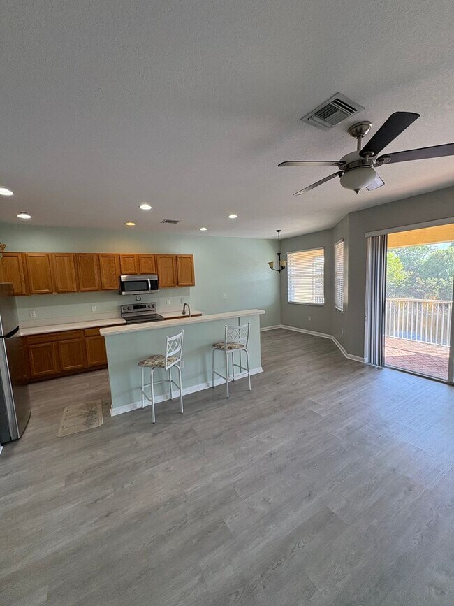 Building Photo - 3/2/1 Townhome in River Glen!  More Pics C...