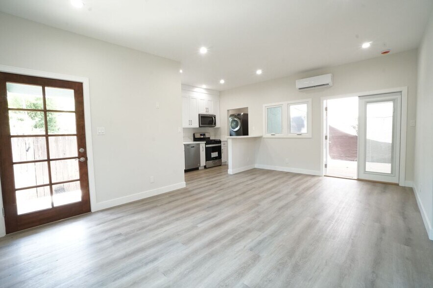 Building Photo - 6053 Selma Ave