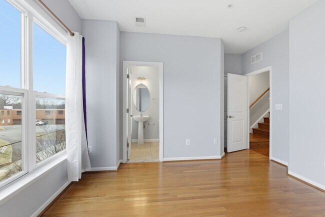 Building Photo - Amazing 4 BR/3.5 BA Townhome in Riverdale!