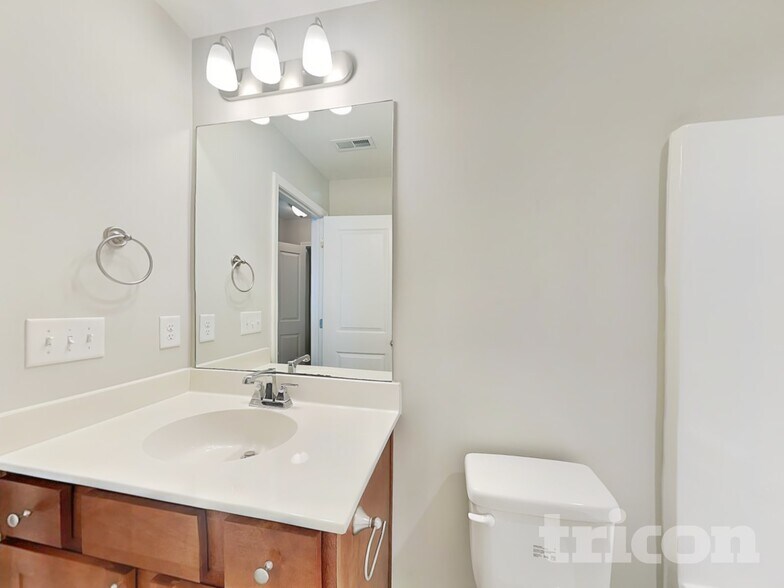 Building Photo - 406 Riverwood Ct