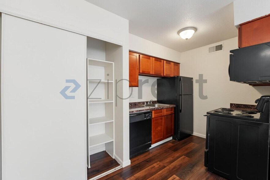 Building Photo - Unit 411