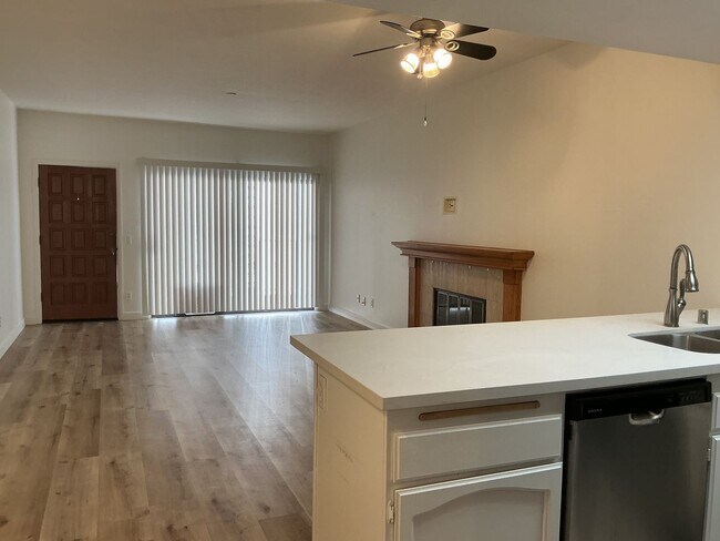 Building Photo - Los Caballeros #526