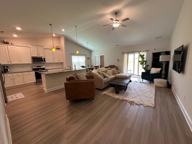 Building Photo - Charming Ranch Home w/Flex Space