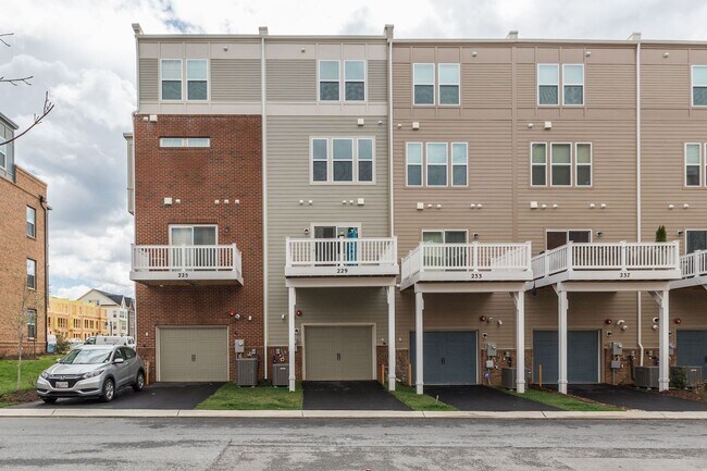Building Photo - 3 Bed 4.5 Bath - Downtown Crown Townhouse ...