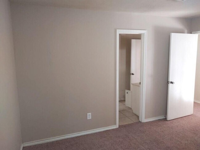 Building Photo - 14915 Oak Bluff Ct