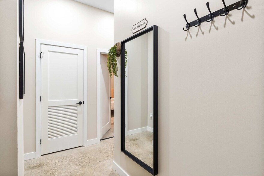 Building Photo - 205 W 4th St