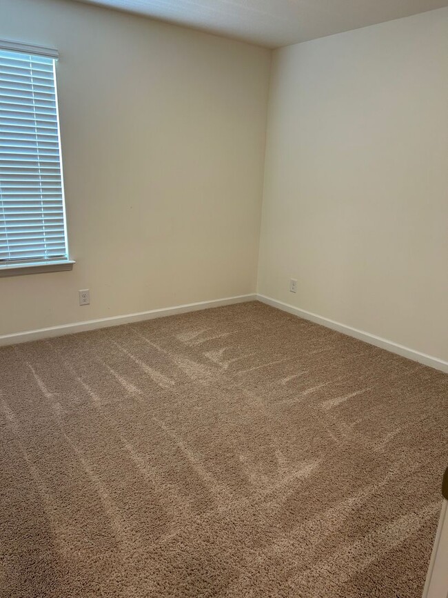 Building Photo - 5 Bedroom / 3 Bath Home Kingsport, TN