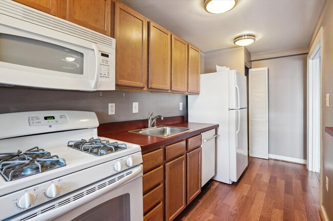 Building Photo - Spacious 1BR/1BA at Randolph Towers With A...