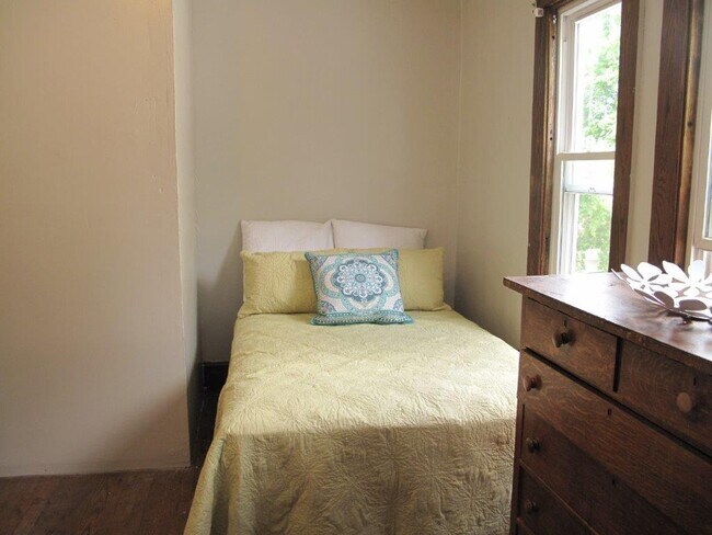 bedroom 2 - 409 Dryden Rd