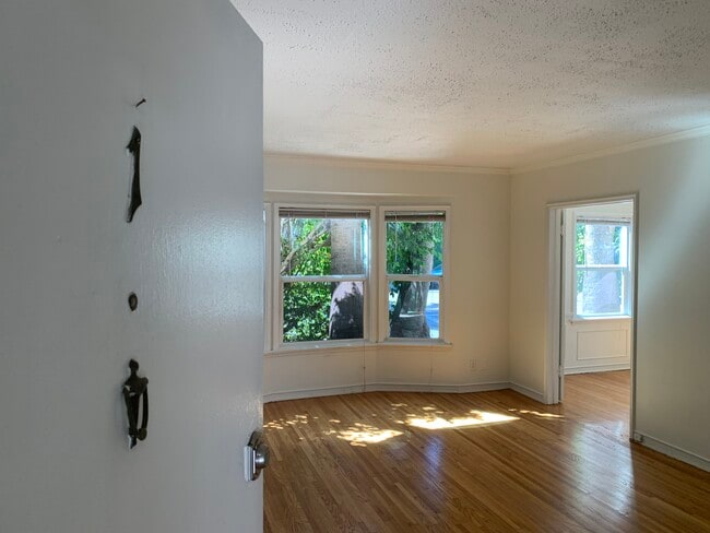 Building Photo - 416 N Doheny Dr