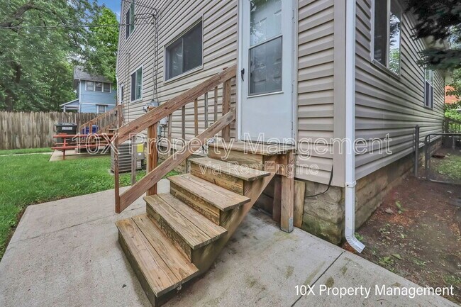 Building Photo - 454 E Tompkins St