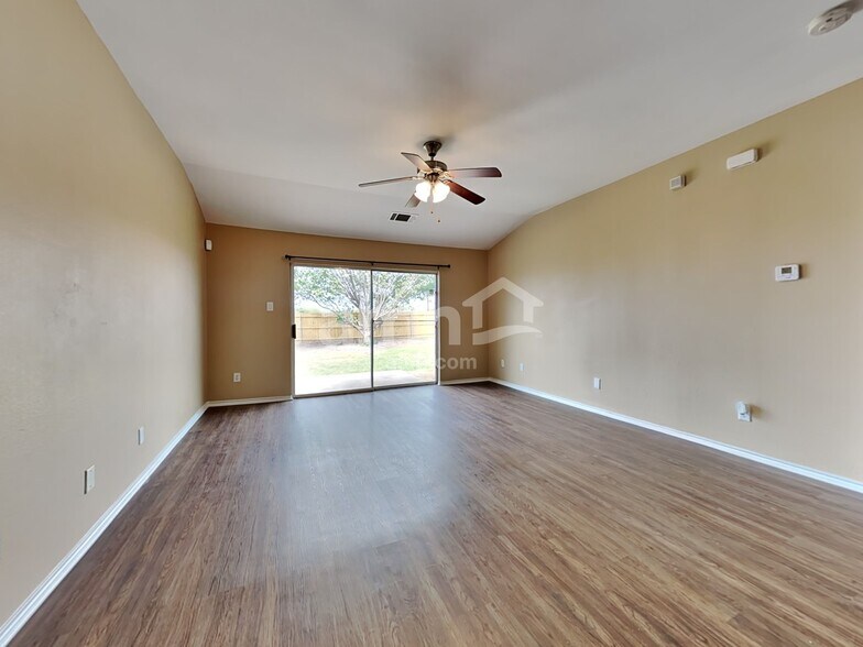 Building Photo - 1102 Longhorn Ln