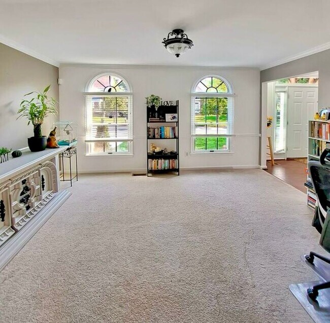 Building Photo - Amazing 5 BR/3.5 BA Single-Family Home in ...