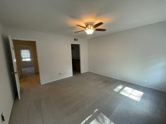 Building Photo - Williamsburg Townhome Available for Rent