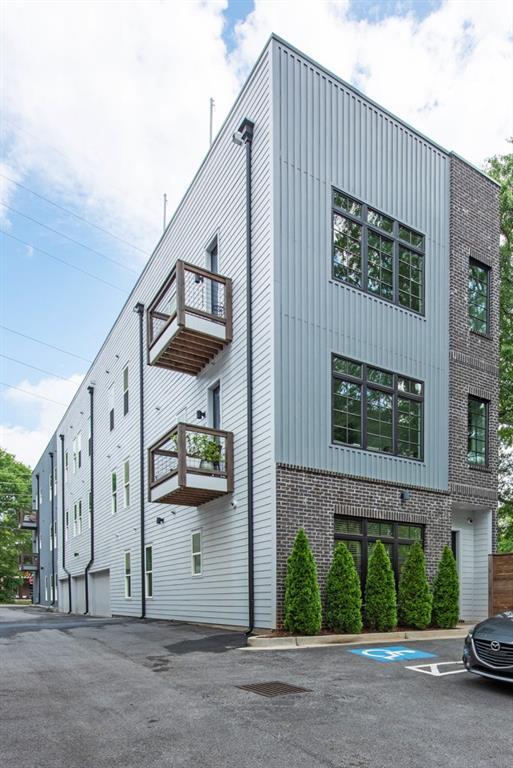 Building Photo - 417 E College Ave