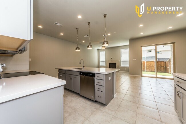 Building Photo - Adorable 3 Bedroom Townhouse-- Coming Soon!