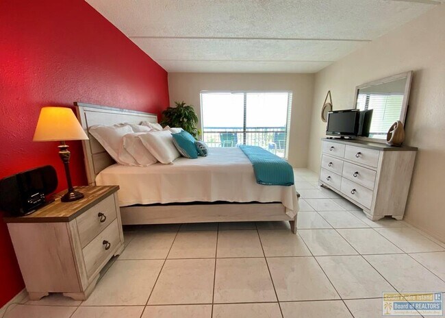 Building Photo - 404 Padre Blvd