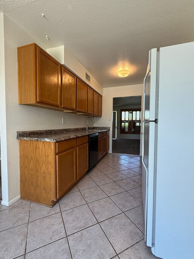 Building Photo - Tempe, Guadalupe and Rural, 2 bed 2 bath single story end unit