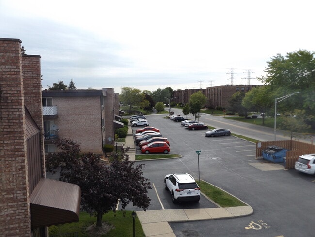 Building Photo - 710 W Huntington Commons Rd