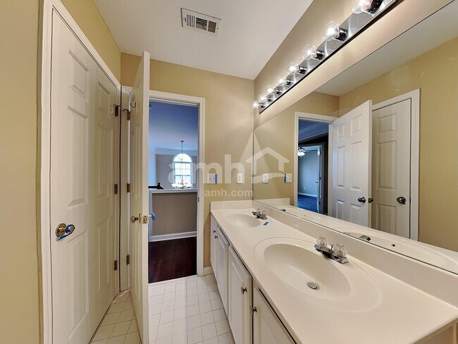 Building Photo - 5715 Oxborough Way