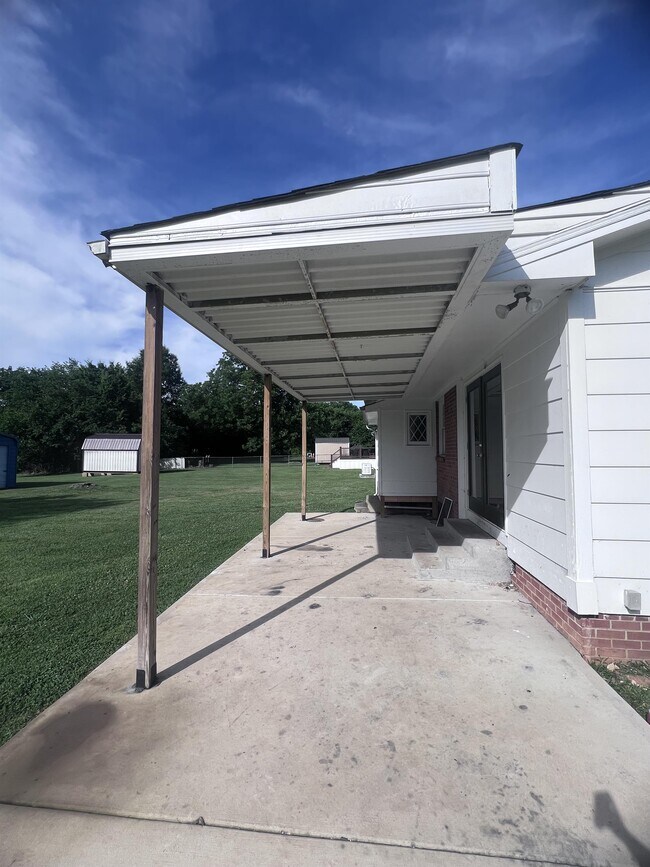 Building Photo - 2548 Park Rd Ext