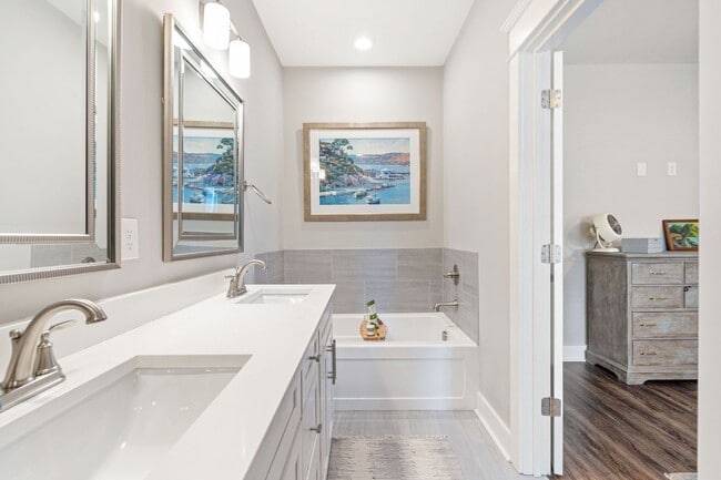 Building Photo - Gorgeous, luxury townhome in convenient We...