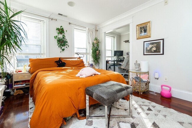 Building Photo - 632 E Broadway