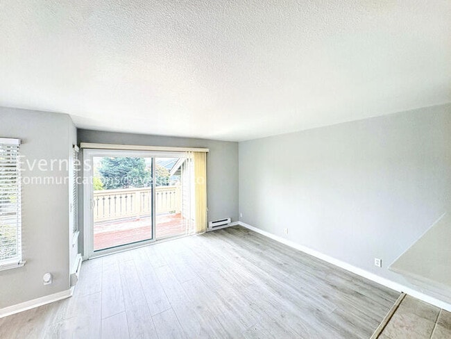 Building Photo - 12 Lakeshore Ct