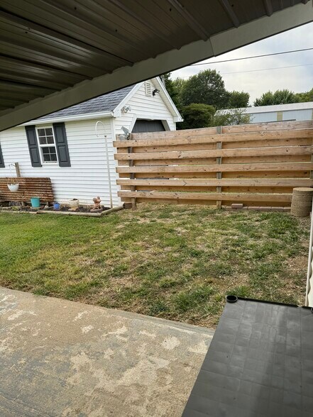 Building Photo - 303 N Oliphant St
