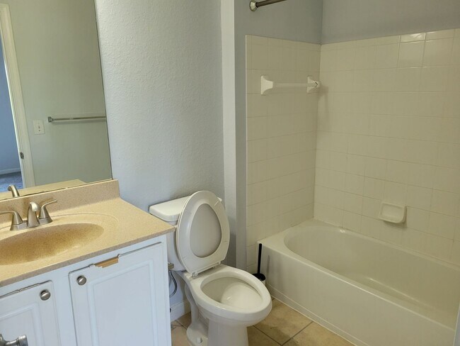 Building Photo - 3 Bedroom Beautiful Condo in Mirabella Com...