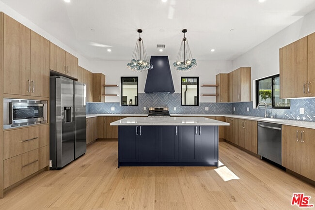 Building Photo - 822 N Orange Grove Ave