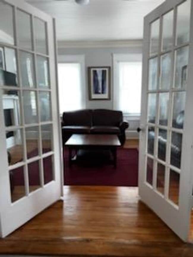 Building Photo - One Bedroom Furnished Apartment in Downtow...