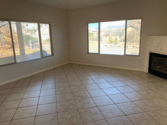 Building Photo - Beautiful 4 Bedroom 2 Bathroom Home