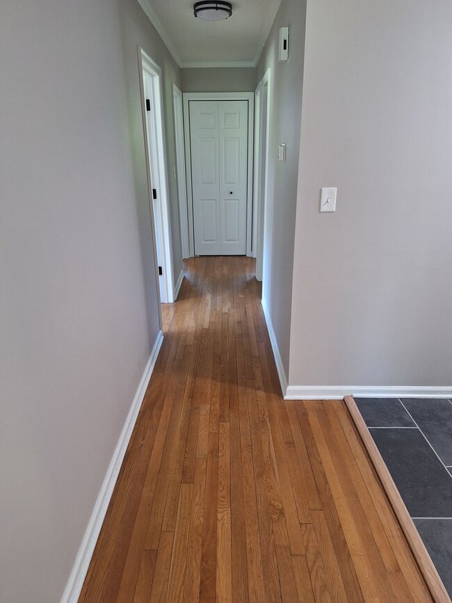Building Photo - 3 bedroom /2 full bathroom- Yorktown