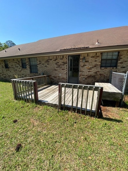 Building Photo - 105 Maid Marian Ct