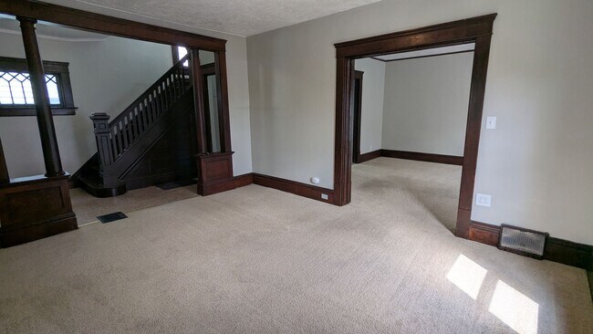 Building Photo - Spacious 5-bedroom, 1-bath home offers flexible living across multiple levels in Akron