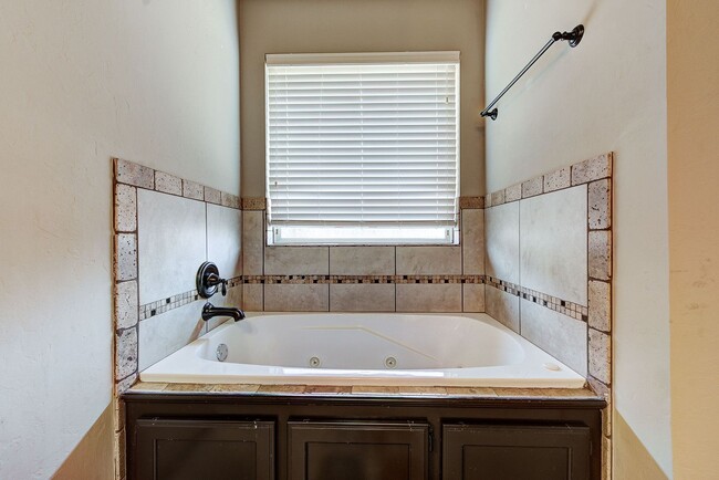 Building Photo - Spacious 3-Bedroom Home in Yukon – Modern ...