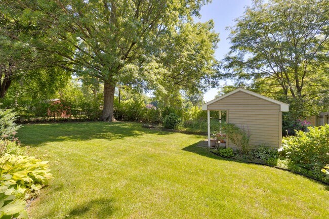 Building Photo - NEWLY UPDATED!! 3 Bedroom, 2 Bathroom Home in Des Moines!