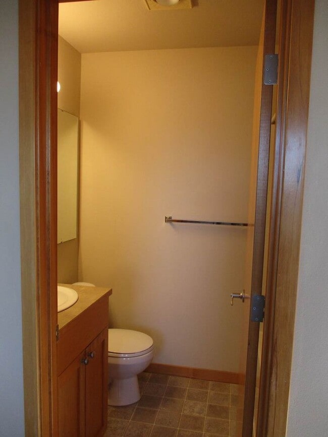 Building Photo - 2 Bedrooms 2.5 bath Townhome in Tacoma